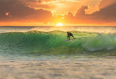 Fototapeta Surfer Surfing at Sunrise ft-73642307